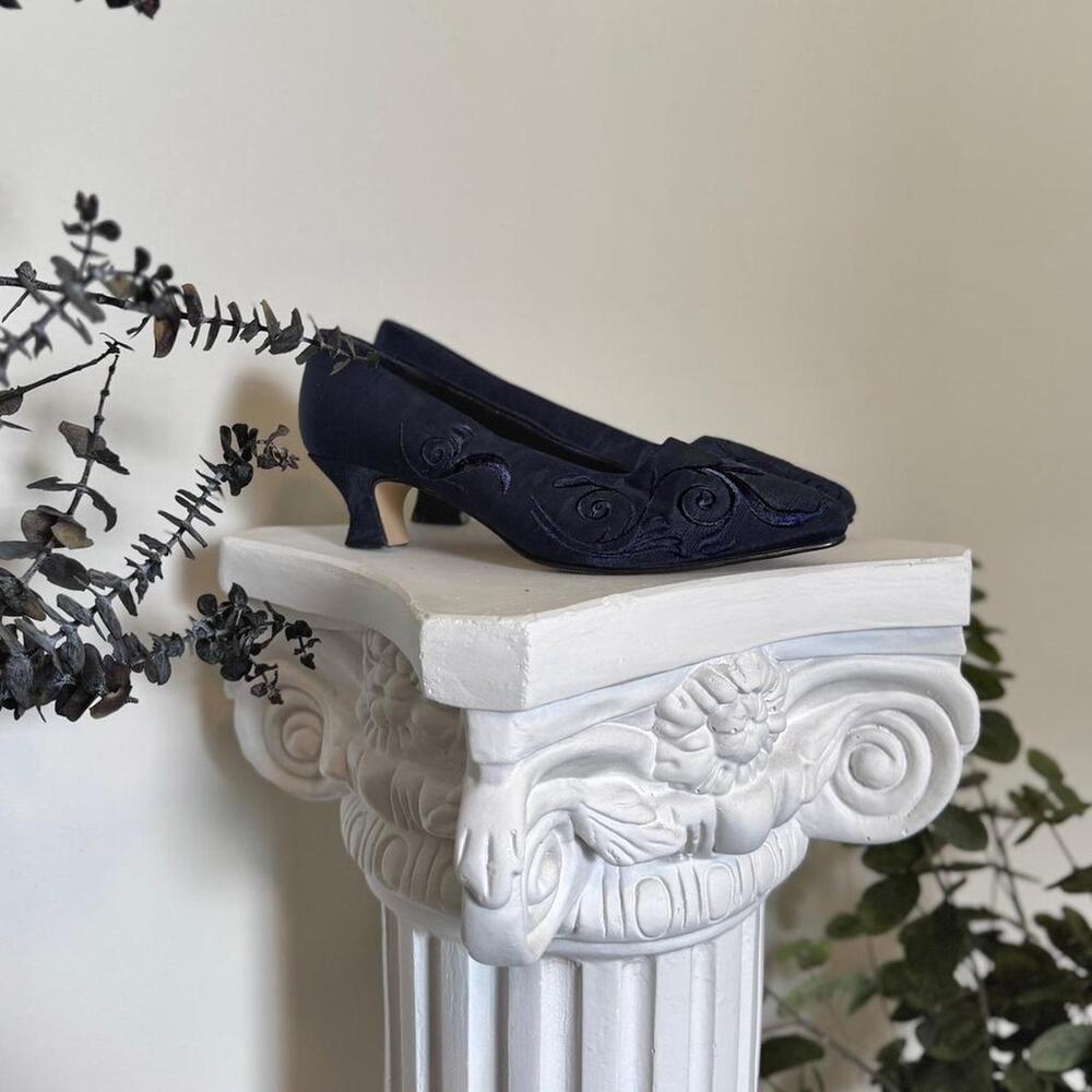 Vintage Italian Statutes Navy Floral Embroidered Satin Kitten Heels Sz 6.5